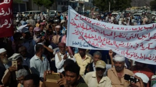 وقفة احتجاجية للمتقاعدين العسكريين الجنوبيين أعلنوا فيها التصعيد وإقامة مخيمات اعتصام أمام معاشيق