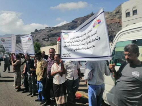 تواصل الوقفات الاحتجاجية لموظفي شركة النفط بـ#العاصمة_عدن للمطالبة باستعادة منشأة كالتكس