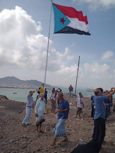 #المجلس_الانتقالي يرفع العلم الجنوبي بسارية عملاقة أعلى جبل جزيرة العمال بخورمكسر