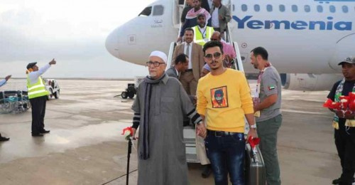 شاهد بـ(الصور).. وصول أول رحلة لطيران اليمنية صباح اليوم الى مطار الريان بالمكلا بعد توقف لأربع سنوات