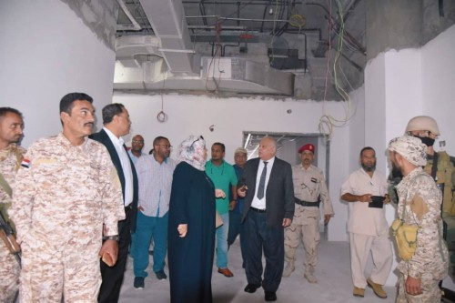 الدكتور الوالي يتفقد آخر التجهيزات في إعادة ترميم مستشفى عدن العام