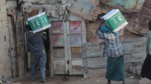 مركز الملك سلمان يغيث أسر منكوبة في دار سعد ب#العاصمة_عدن بعد احتراق مساكنها