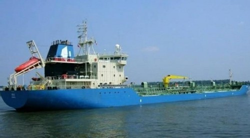 باخرة محملة بالديزل لتشغيل محطات الكهرباء تصل ميناء الزيت بالعاصمة عدن