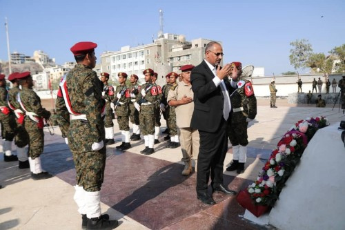 شاهد بـ(الصور والفيديو).. الرئيس الزُبيدي يضع إكليلا من الزهور على ضريح الجندي الجنوبي في ذكرى الاستقلال "30 نوفمبر"