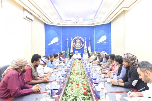 الرئيس الزُبيدي يلتقي اللجنة المجتمعية لاطلاق سراح المعتقلين في أحداث عدن الأخيرة