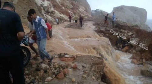 سقطرى.. أمطار غزيرة تقطع الطريق الرابط بين حديبو ومناطق المطار