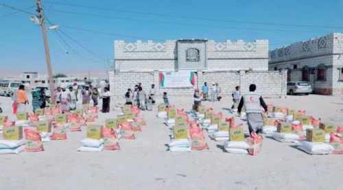 #حضرموت.. الهلال الأحمر الإماراتي يوزع مساعدات إغاثية بمناطق نائية