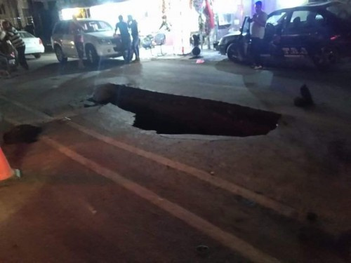 شاهد الصورة.. انهيار ارضي قبالة ديوان محافظة عدن