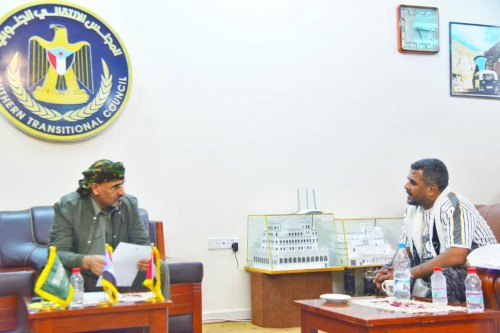 الرئيس الزُبيدي يناقش مع مشبق الأوضاع في مديرية المعلا