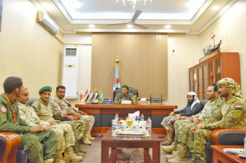 الرئيس الزُبيدي يلتقي قيادة قوات الإسناد والدعم