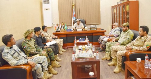 الرئيس الزُبيدي يناقش مع عدد من قادة كتائب الحزم جهود حفظ الأمن والاستقرار