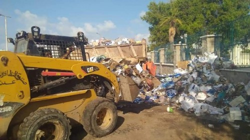 برعاية انتقالي #العاصمة_عدن.. صندوق النظافة يزيل القمامة والمخلفات المتراكمة بسور كلية الطب