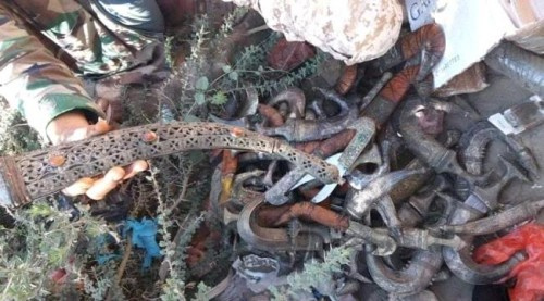 كانت في طريقها الى #تعز.. إحباط تهريب سيوف وجنابي قديمة سُرِقت من متحف عدن