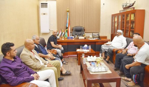 الرئيس الزُبيدي يستقبل عدداً من أبناء الجالية الجنوبية في الولايات المتحدة