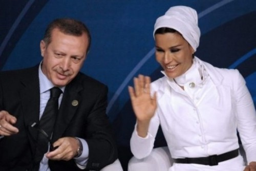 بالوثائق.. موقع تركي يفضح صفقة سرية بين والدة أمير قطر وأردوغان