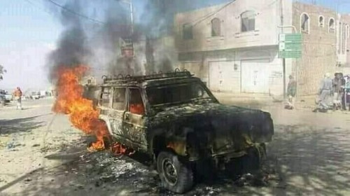 #تعز.. بائع قات يحرق سيارته وسط نقطة أمنية في التربة