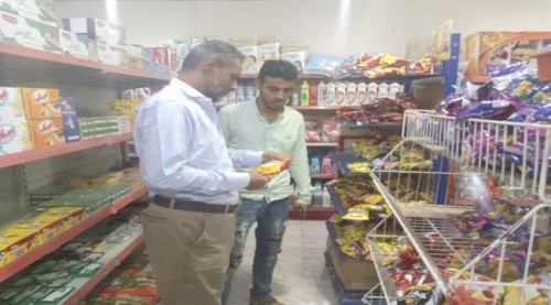 تتواصل الحملة الرقابية لضبط أسعار المواد الغذائية وأوزان خبز الروتي في البريقة. مطبعة الأمين