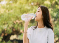 شرب الماء صباحا على معدة خاوية.. ماذا يفعل بجسمك؟