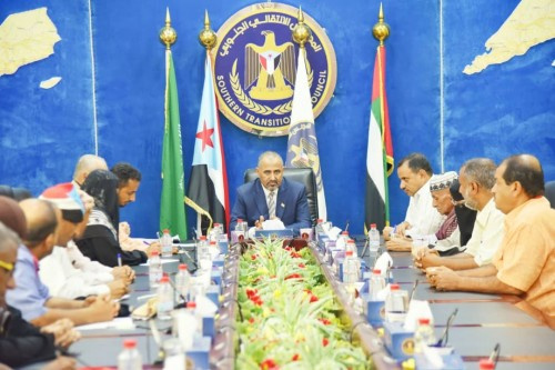 الرئيس الزُبيدي يلتقي قيادة نقابة المعلمين والتربويين الجنوبيين في #العاصمة_عدن والمحافظات الجنوبية