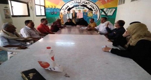 قيادات نقابية في عدن تحذّر الحكومة من تجاهل مطالب المعلمين