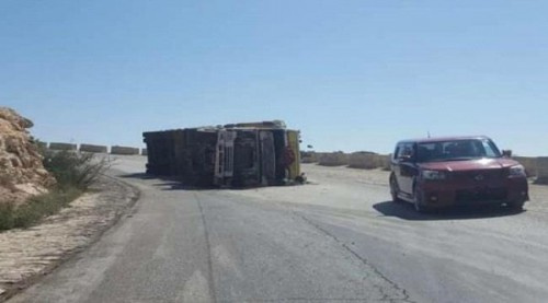 #حضرموت.. انقلاب ناقلة يقطع الطريق الرابط بين الساحل والوادي