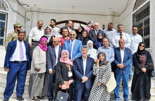 الرئيس الزُبيدي يلتقي مجموعة "مشاورات عدن" ويؤكد التزام المجلس باستعادة الدور الريادي للمدينة