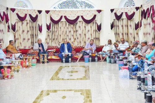 الرئيس القائد يلتقي كتلة حضرموت المشاركة في دورة الجمعية الوطنية