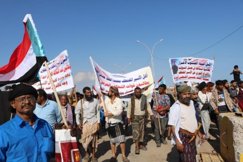 العشرات ينفذون وقفة احتجاجية أمام مقر التحالف ب#العاصمة_عدن