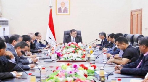 سياسي سعودي يطالب بإعادة هيكلة حكومة الشرعية.. لهذا السبب؟