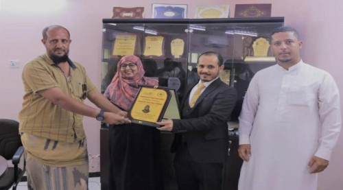 الدعم والإسناد تكرم مدير الإمداد الدوائي ب#العاصمة_عدن