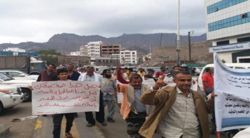 فساد الشرعية يزيد ازمات جرحى الحرب وأسر الشهداء.. "انتفاضة جديدة في عدن أمام معاشيق"