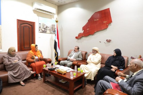 اللواء بن بريك يطلع على الرؤية الاقتصادية للجنوب التي أعدتها رئيسة مركز "مسار للدراسات"