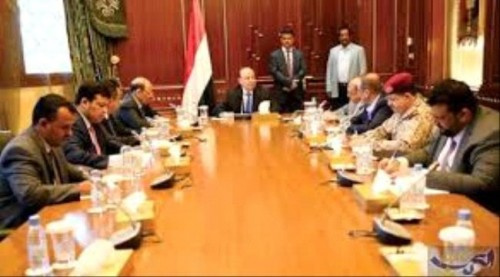 صحيفة دولية: الشرعية انشغلت بمحاربة الانتقالي واغفلت الحوثيين وهناك جهود تبذل لتقويم ادائها