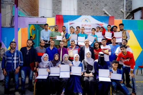 برعاية الأمانة العامة.. مؤسسة "طموح" تُكرم أوائل الطلاب بالعاصمة عدن