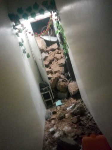 عاجل.. شاهد بـ(الصور) سقوط صخور كبيرة من جبل شعب العيدروس فوق منازل المواطنين بعدن