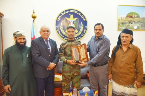 السقطري والوالي يكرمان المُقدم محمود الكلدي قائد نقطة دوفس