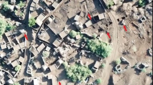 شاهد بـ(الفيديو).. تصوير جوي يكشف تحصينات الحوثي في منازل المواطنين بالدريهمي