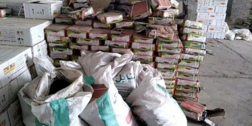 الأجهزة الأمنية بلحج تكشف عن مخزن أغذية تالفة