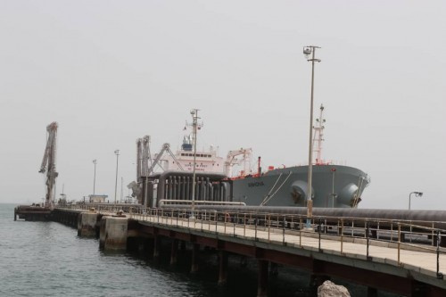 العيسي يواصل ضغوطاته على المقاومة الجنوبية لتفريغ شحنات المشتقات.. وكهرباء عدن تناشد