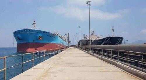 سفينة إسعافية من المازوت لكهرباء عدن بميناء الزيت