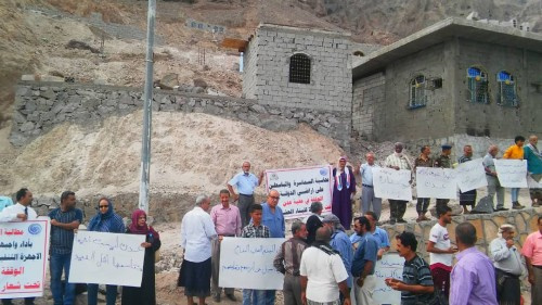 ابناء العاصمة عدن ينفذوا وقفة احتجاجية للمطالبة بوقف البسط العشوائي(صور)