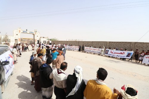 محتجون امام مقر التحالف في عتق يستنكرون حملات الاختطاف ومداهمة البيوت ويطالبون بالافراج عن الاسرى والمعتقلين