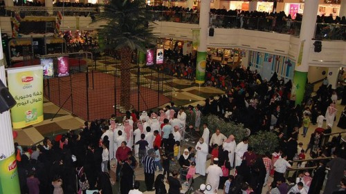 السعودية تغلق المتاجر باستثناء محلات بيع الأغذية والصيدليات