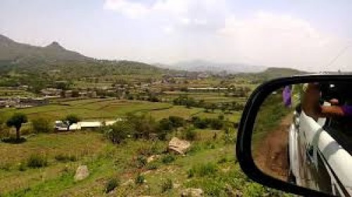 مسلح حوثي يقتل إمراه أمام زوجها