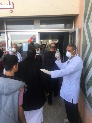 مدير الخدمات الصحية بمطار عدن الدولي يطمئن المواطنين بعدم دخول اَي مصاب إلى البلاد