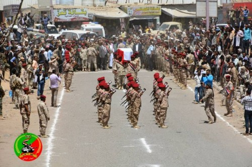 استقبال مهيب لجثمان الشهيد الحمادي وتشيعه غدا في مسقط راسه بتعز