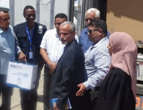 لجنة مجابهة "كورونا" ب#المجلس_الانتقالي تُسلم عددا من الأجهزة الطبية والوقائية لمحجر الأمل الصحي بالبريقة (صور)
