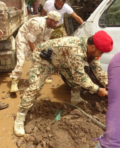 الأجهزة الأمنية بالعاصمة عدن تنفذ حملة لرفع مخلفات الأمطار (صور)