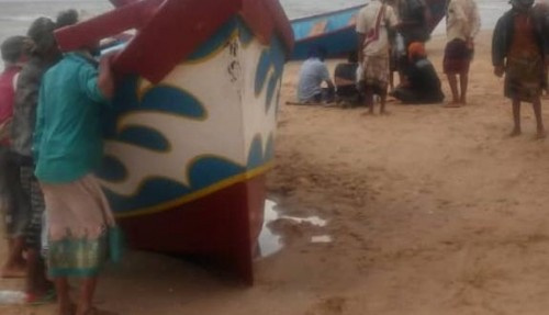 أبين.. العثور على أسلحة بقارب تهريب جانح في احور