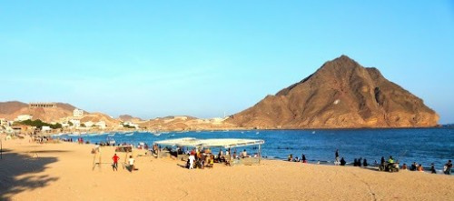حملة أمنية لإخراج عشرات الأسر المرتادة للسواحل بالبريقة